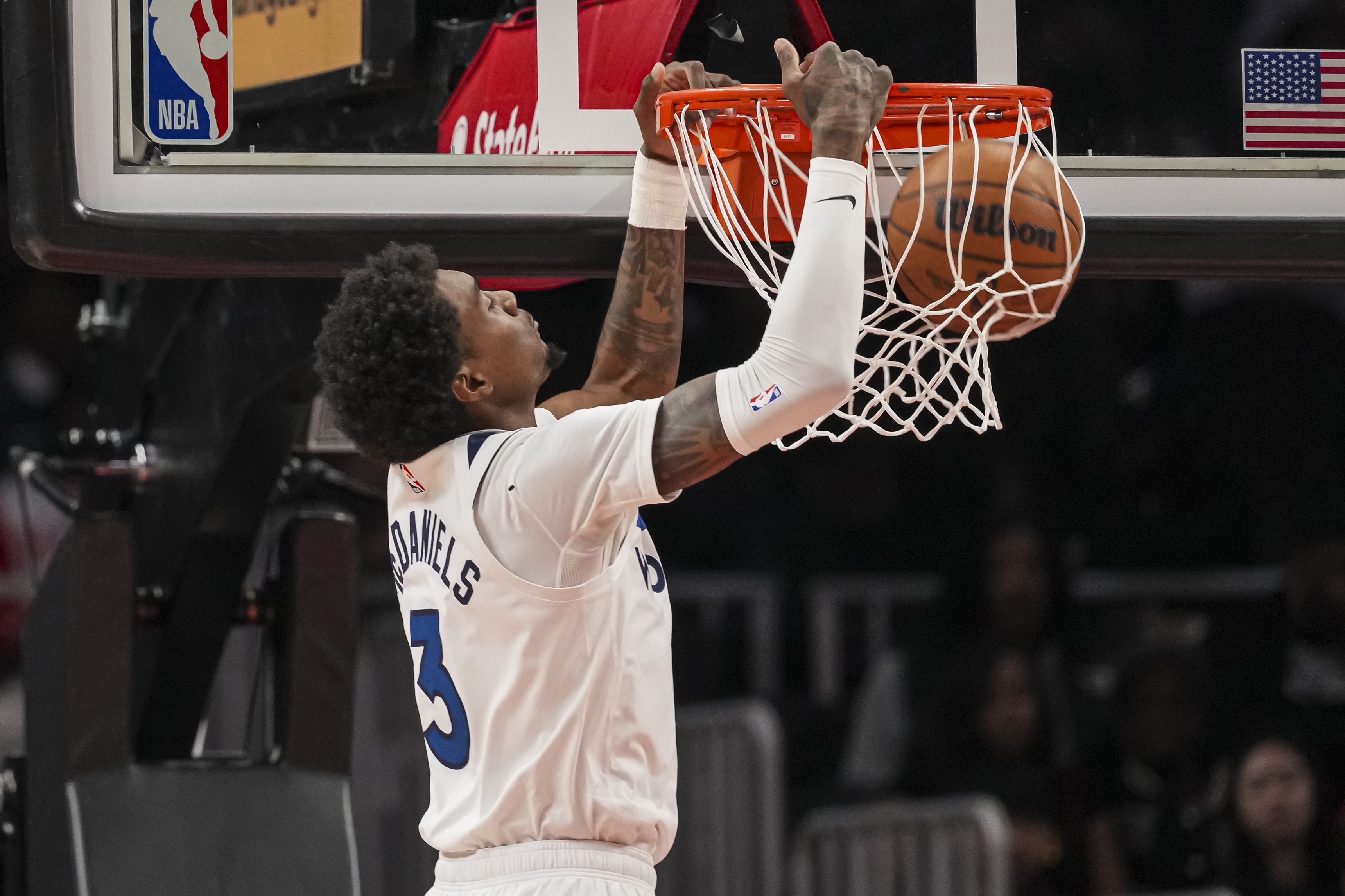 爱德华兹谈麦丹转身暴扣：我当时嗨翻了 那个球太帅了