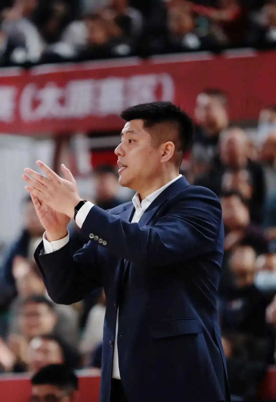 开云app-断崖式下滑！CBA三分王成铁匠，四年顶薪合同